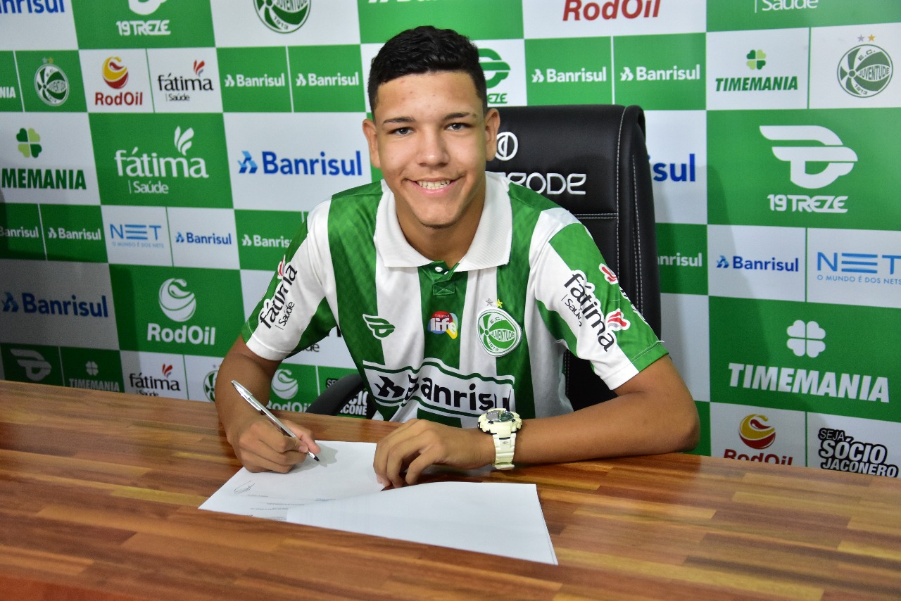 Gabriel Aires e Deivid assinam seus primeiros contratos profissionais com o Ju