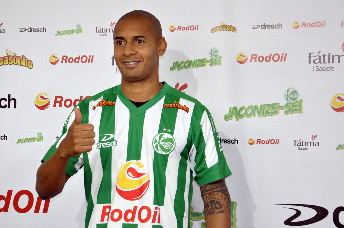 Lateral esquerdo Adriano é o novo reforço do Juventude