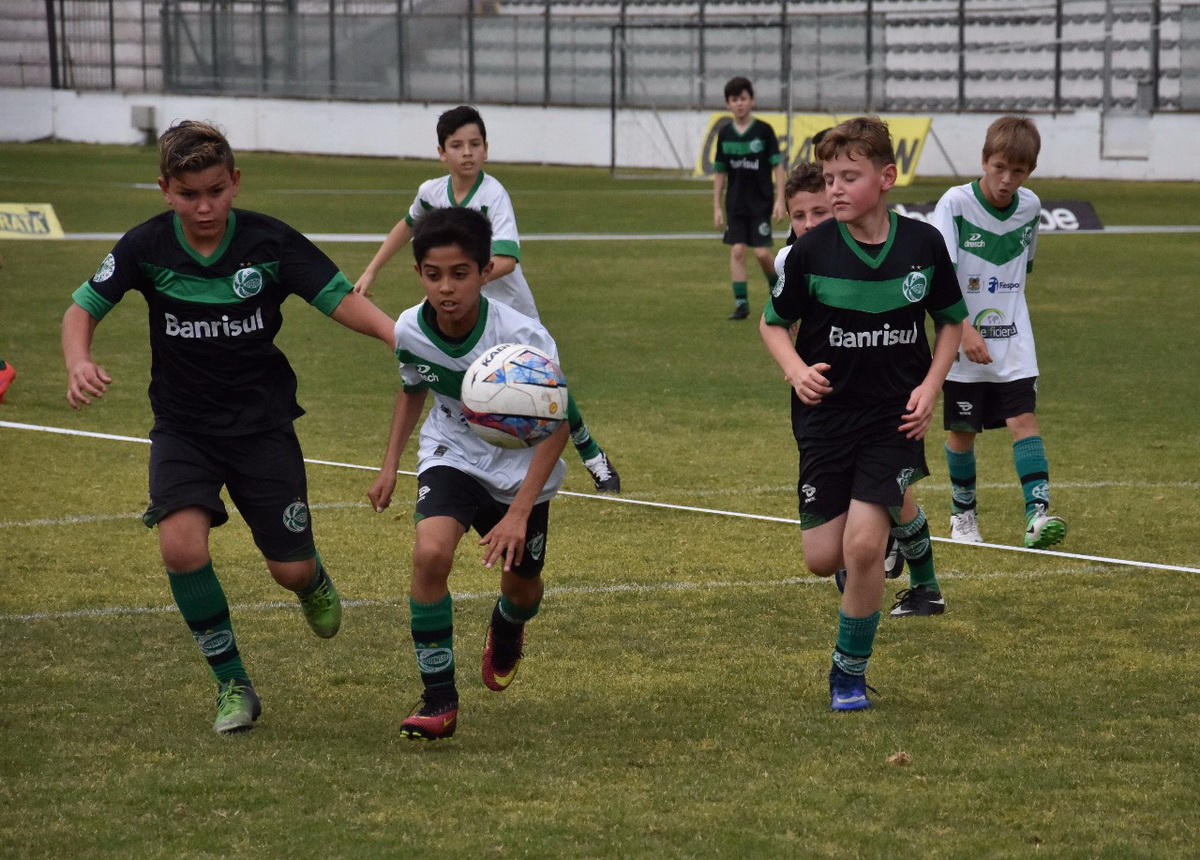 Escola de Futebol do Ju reúne mais de 300 crianças no Alfredo Jaconi