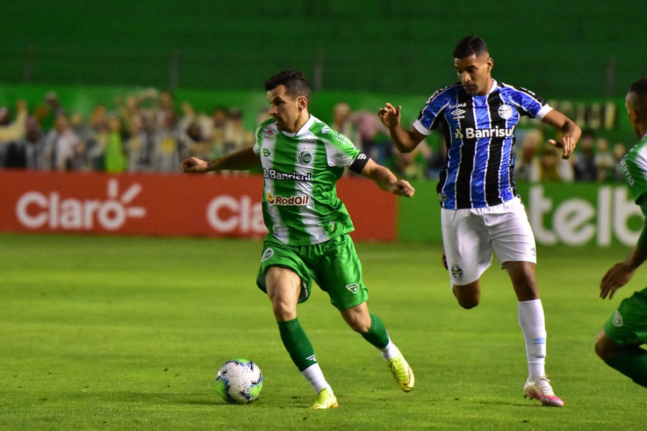 Após dois confrontos marcados pelo equilíbrio contra o Grêmio, Ju se despede da Copa do Brasil