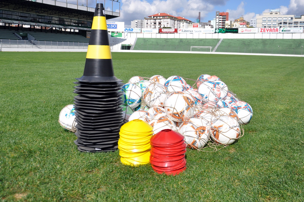Escola de Futebol recebe novos equipamentos
