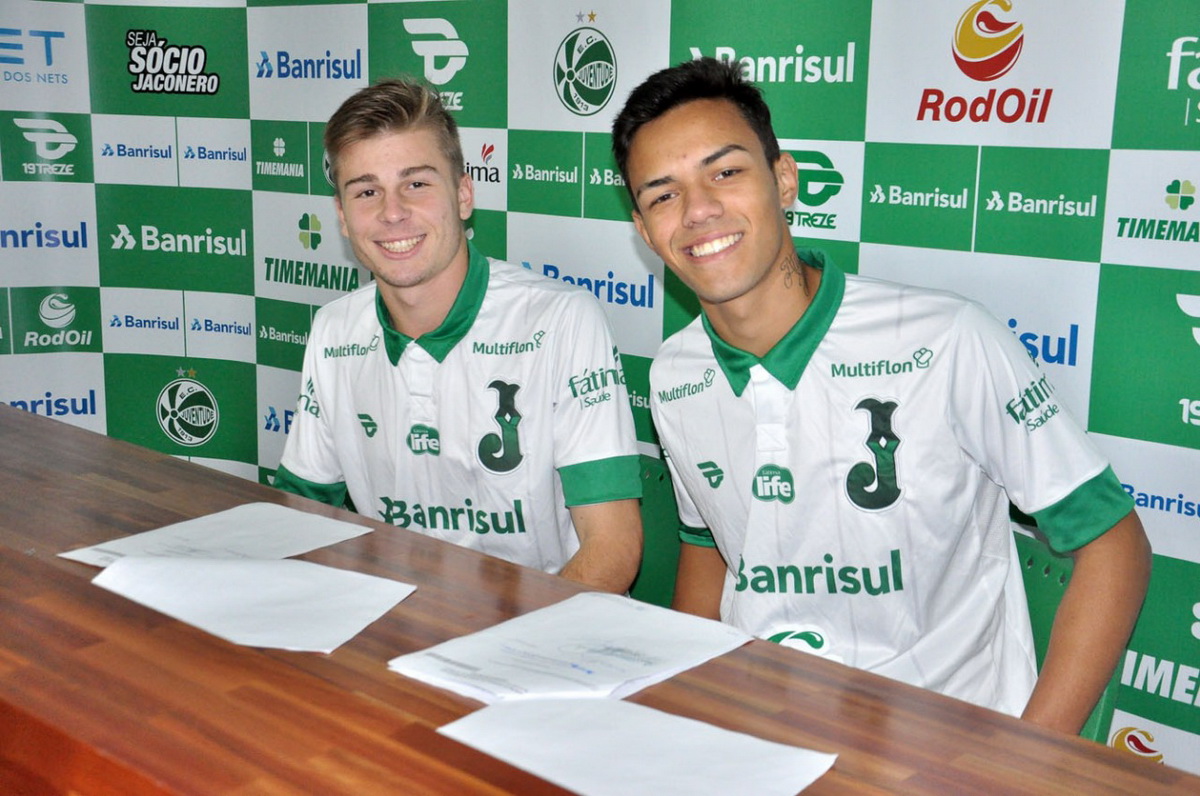 Dimitry e Kelvin, atletas do sub-17, assinam contrato profissional com o Ju