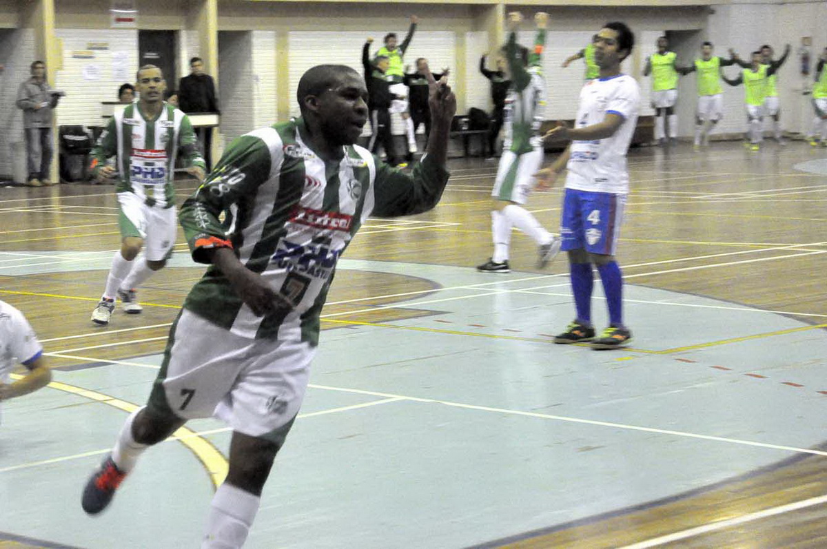 Ju Futsal vence mais uma e dispara na liderança