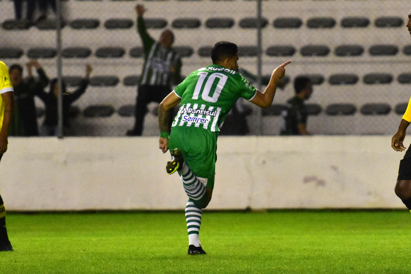 Ju domina, vence e assume a liderança na Série C
