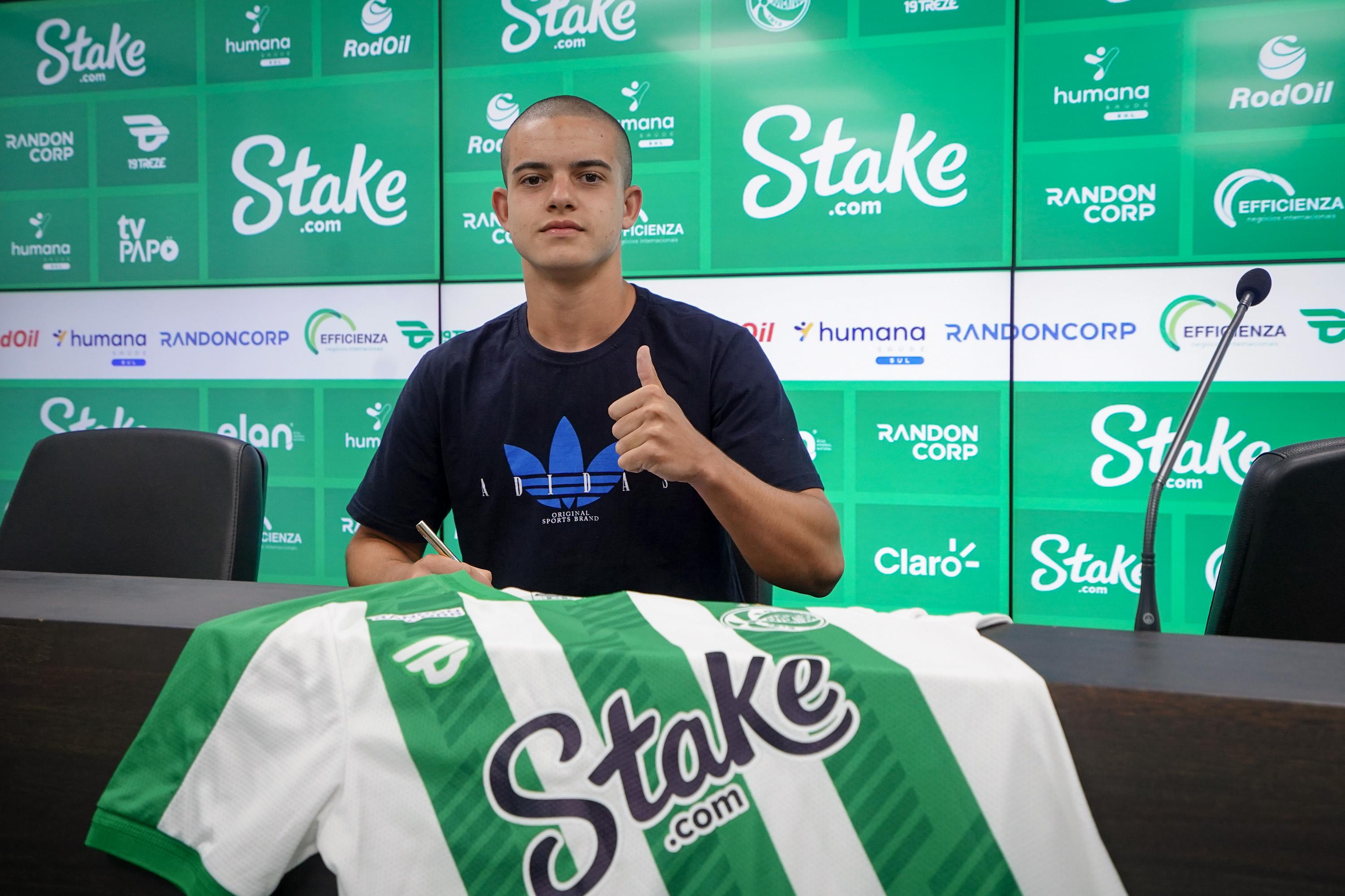 Promessa da base do Ju, Rafael Pinna assina primeiro contrato profissional