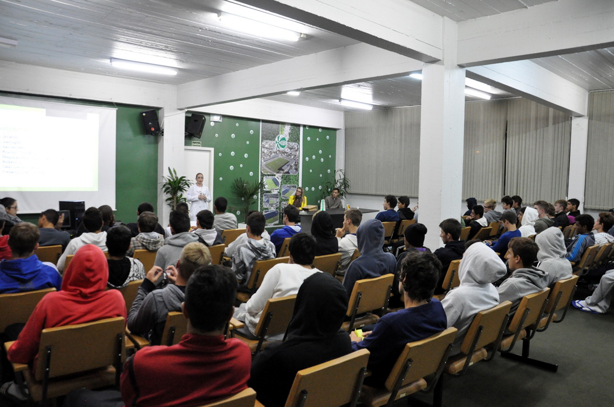 Jogadores da base recebem palestra sobre cuidados com a saúde