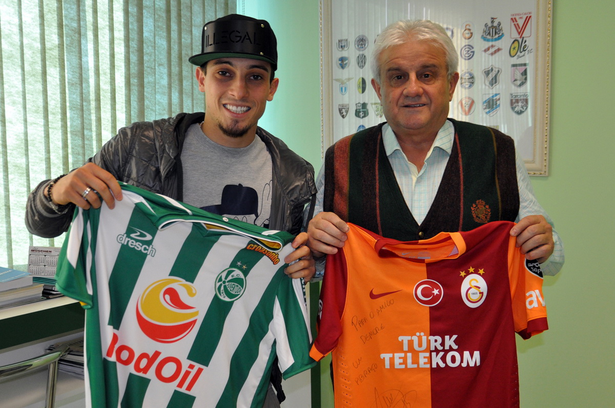 Onde tudo começou: Alex Telles visita o Jaconi