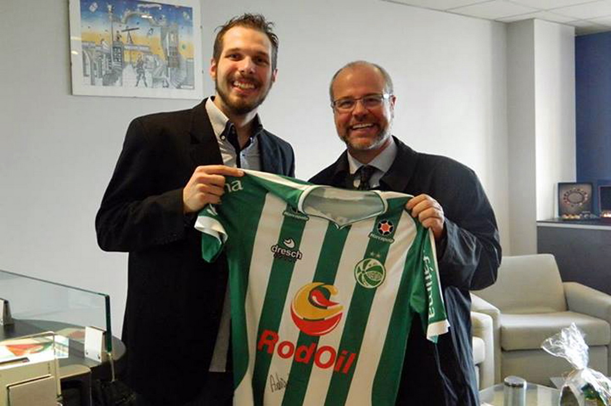 Presidente da Associação Veneto recebe camisa do Juventude