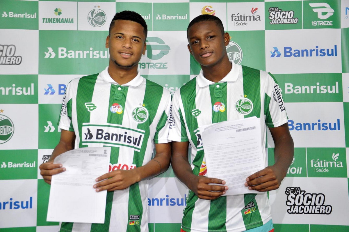 Mais dois atletas da Base assinam primeiro contrato profissional