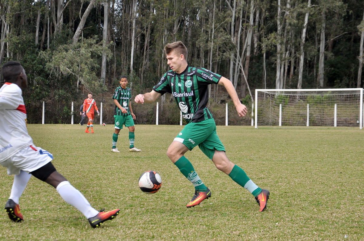 Sub-17 vence e assume liderança isolada do Gauchão