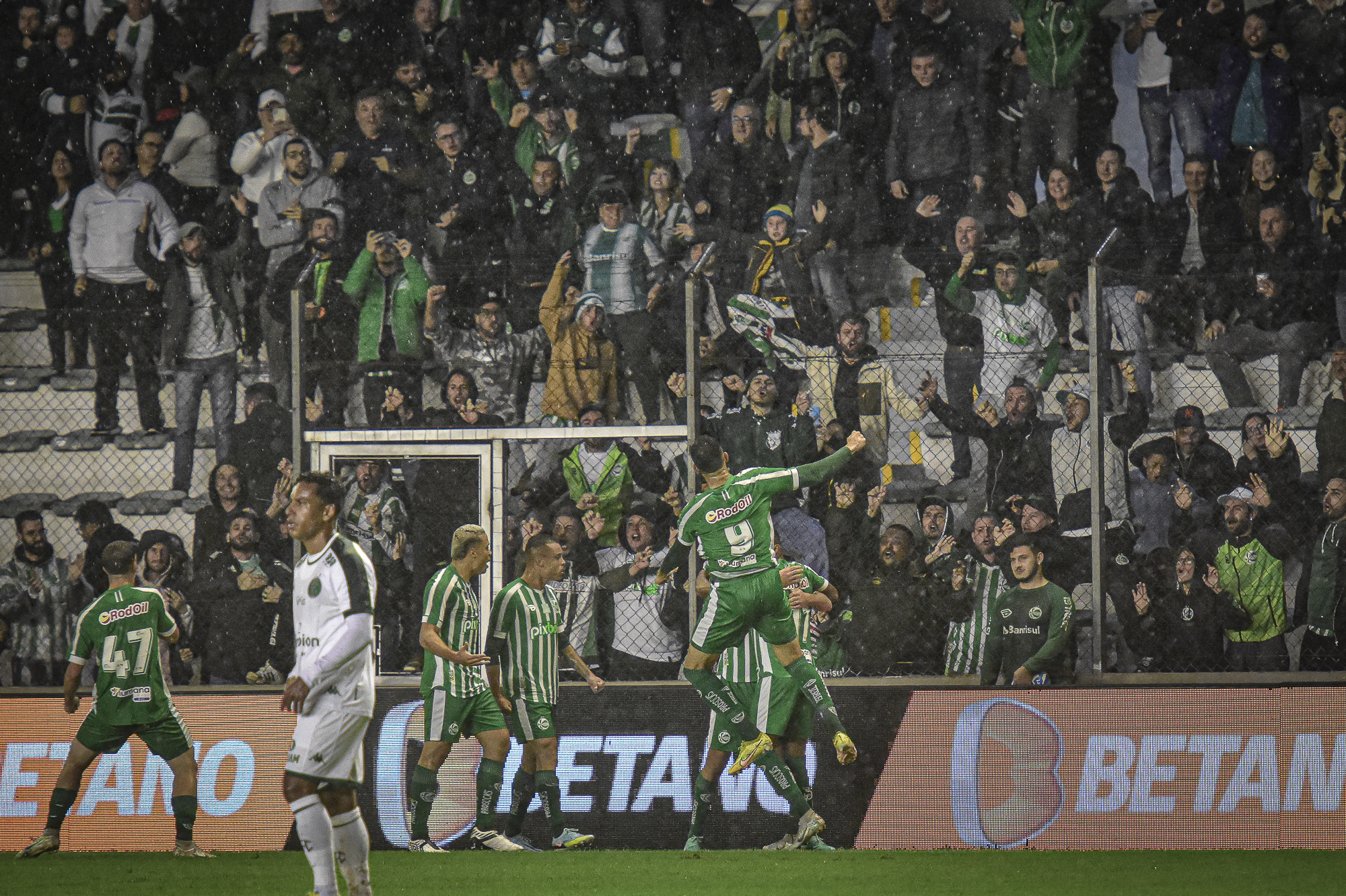 Com gol de Nenê, Ju vence o Guarani e conquista primeira vitória na Série B