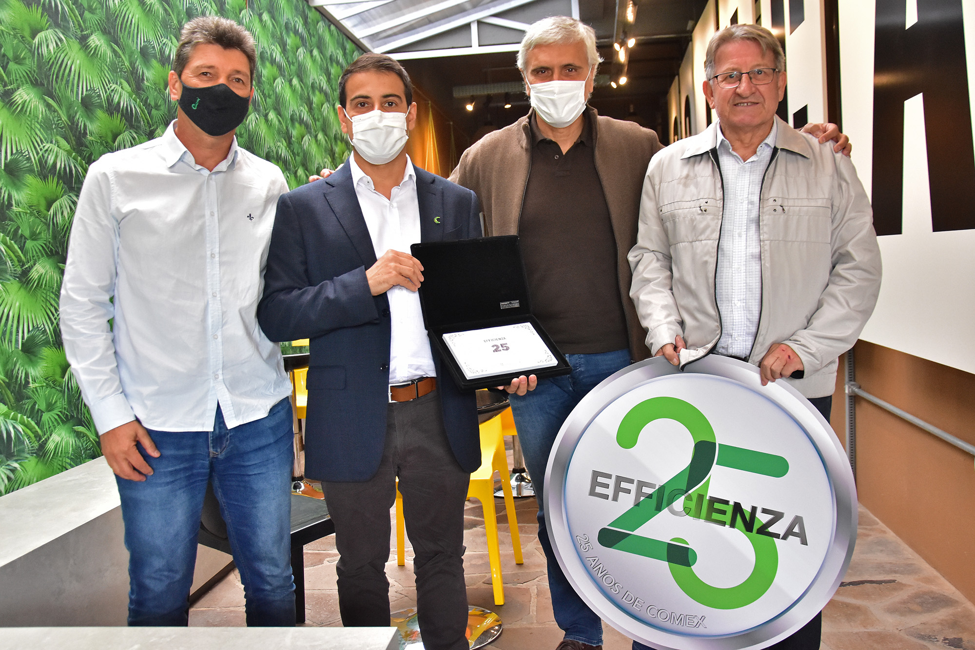 Juventude parabeniza Efficienza pelos 25 anos de histórias