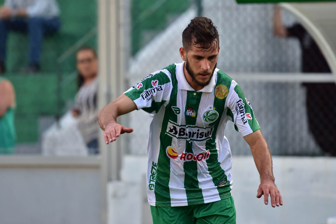 Ju vence Boa fora de casa e sobe na tabela da Série B