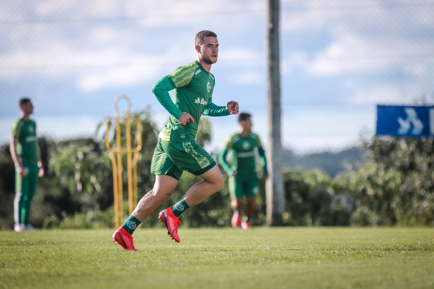 Juventude apresenta o lateral-esquerdo Busanello