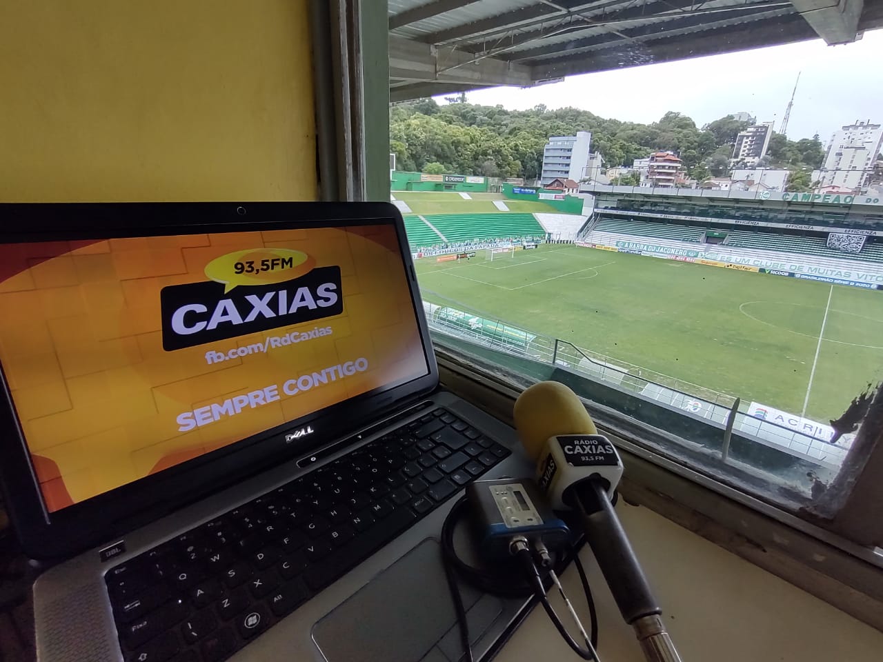 Juventude parabeniza a Rádio Caxias pelos 75 anos de história