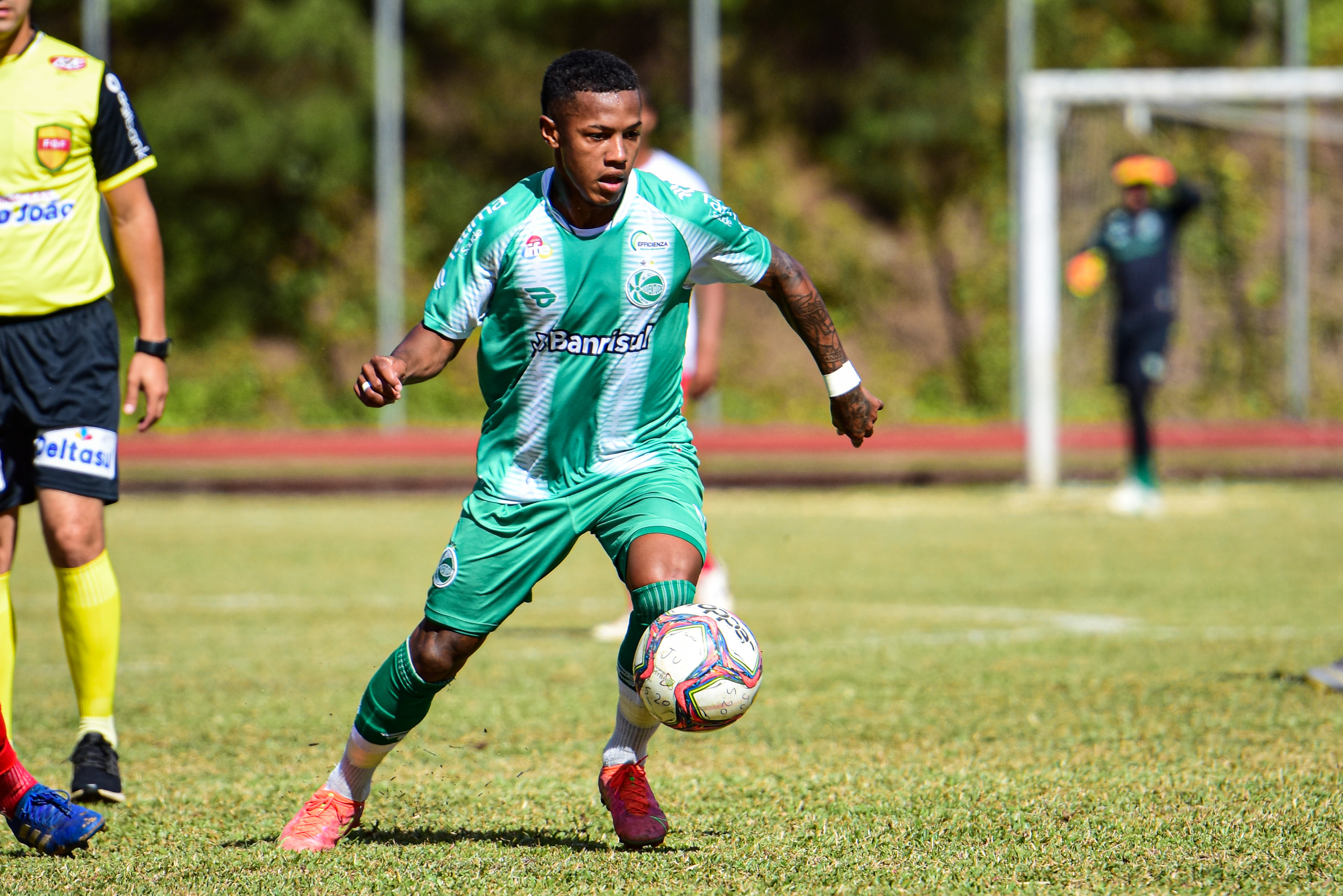 Com dois a menos, Sub-20 é superado na estreia do Estadual