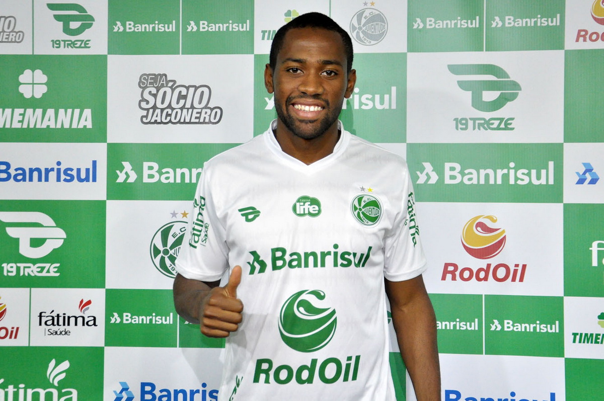 Lateral-direito Tinga é apresentado no Jaconi