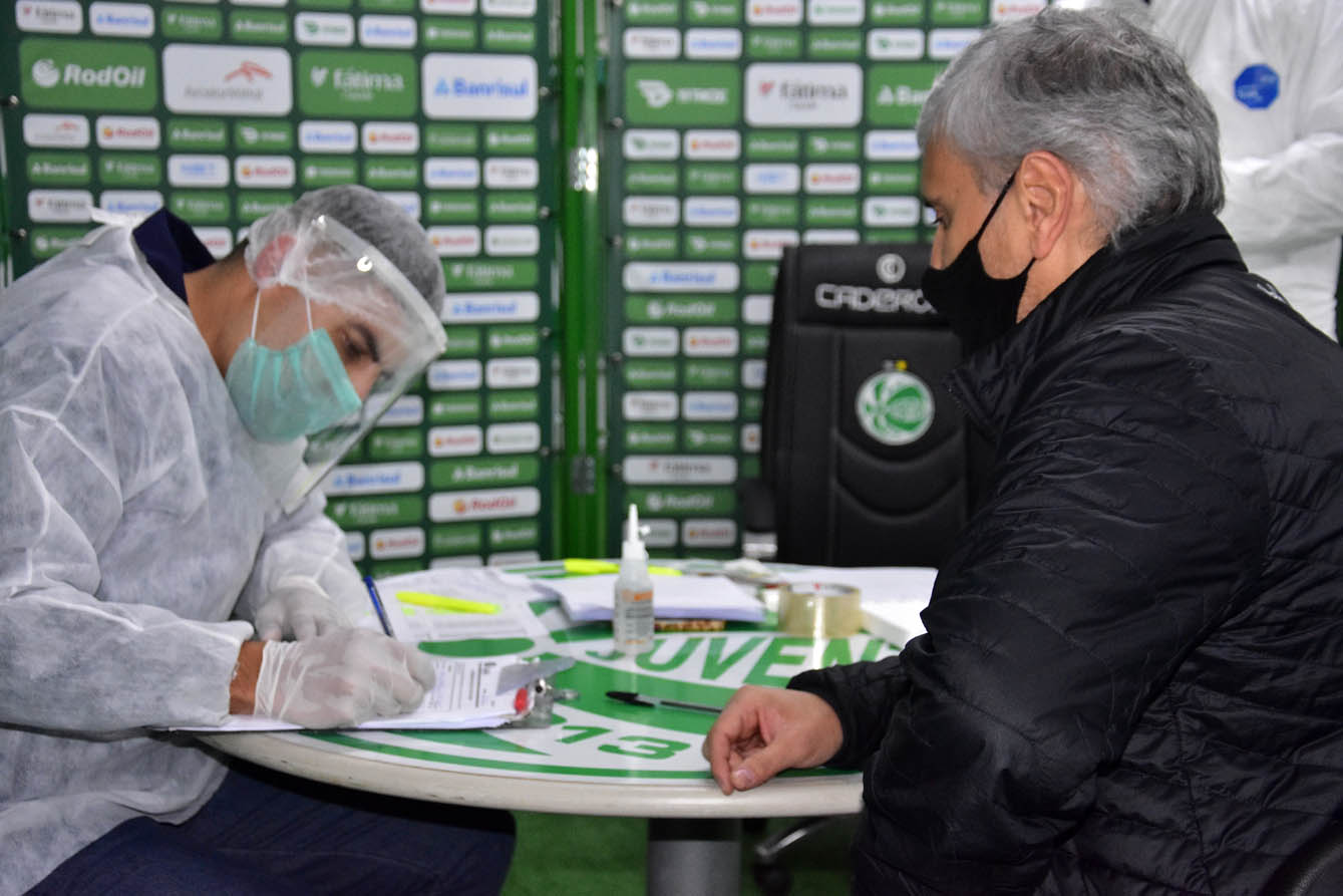 Juventude realiza testes para Covid-19 antes do retorno dos treinamentos