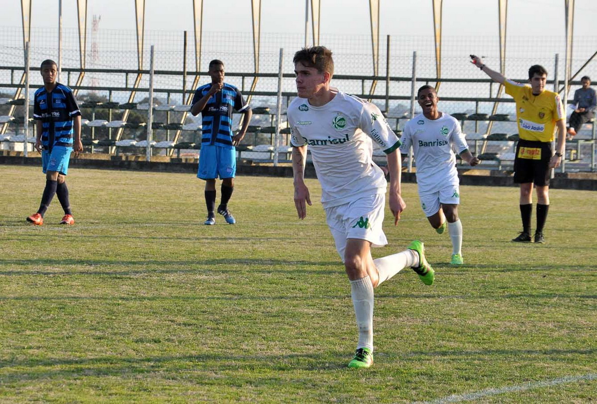 Ju Sub-17 vence e segue subindo na tabela