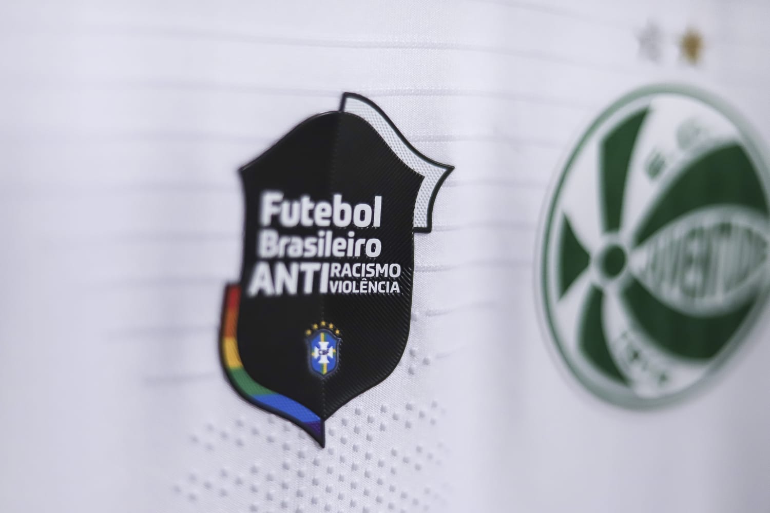 Juventude repudia insultos racistas contra o atleta Felipe Pires