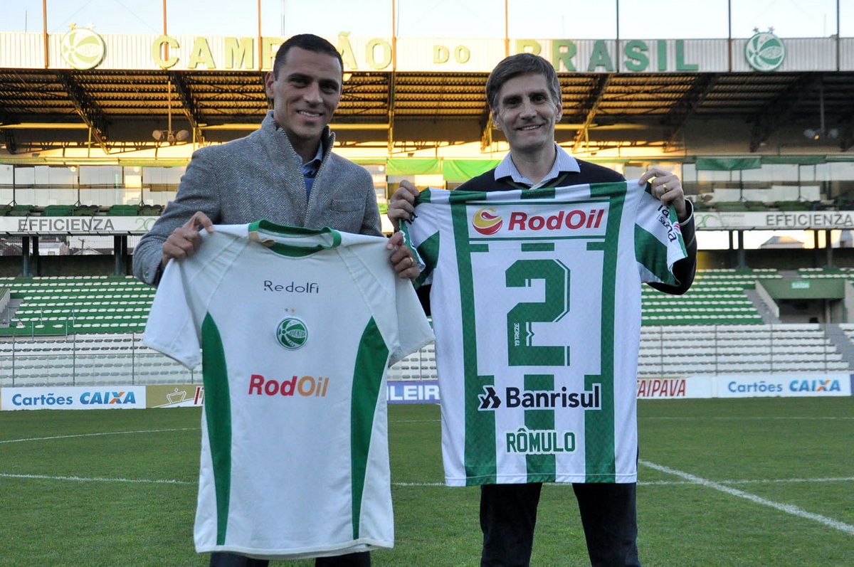 Lateral Rômulo, ex-Ju, visita o Jaconi