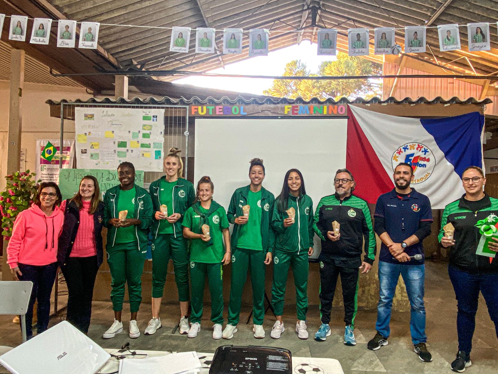 Atletas do Feminino realizam ação com Escola José Fanton, em Farroupilha