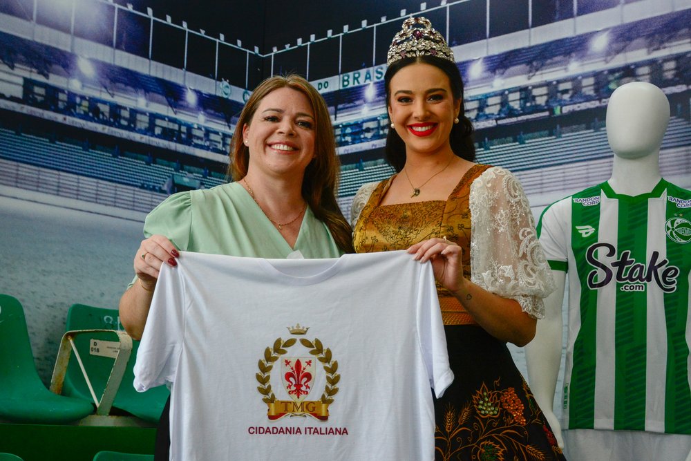 Rainha da Festa da Uva, Lizandra Chinali recebe cidadania italiana da TMG