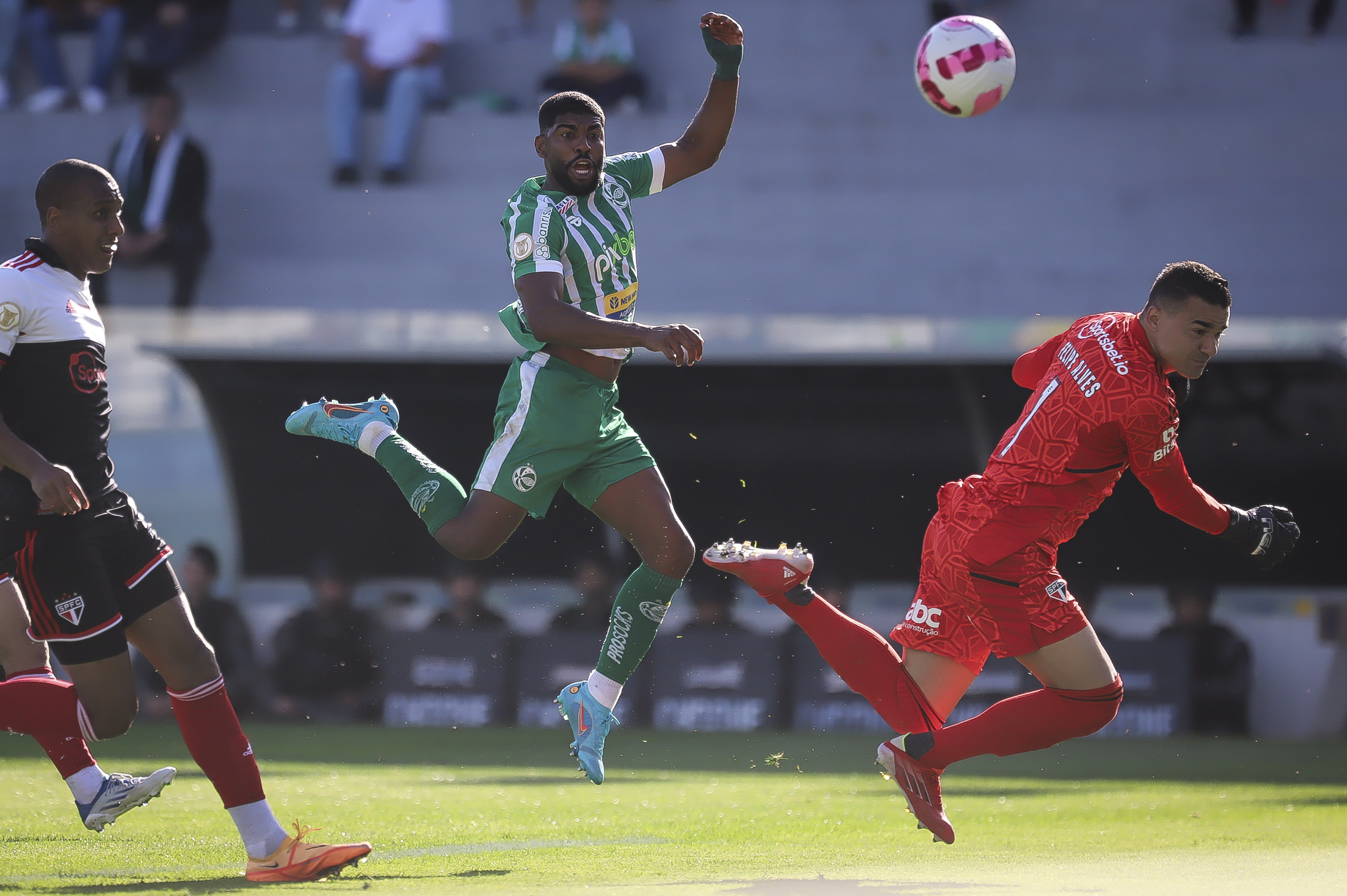 Juventude sai atrás, busca empate, mas é superado pelo São Paulo