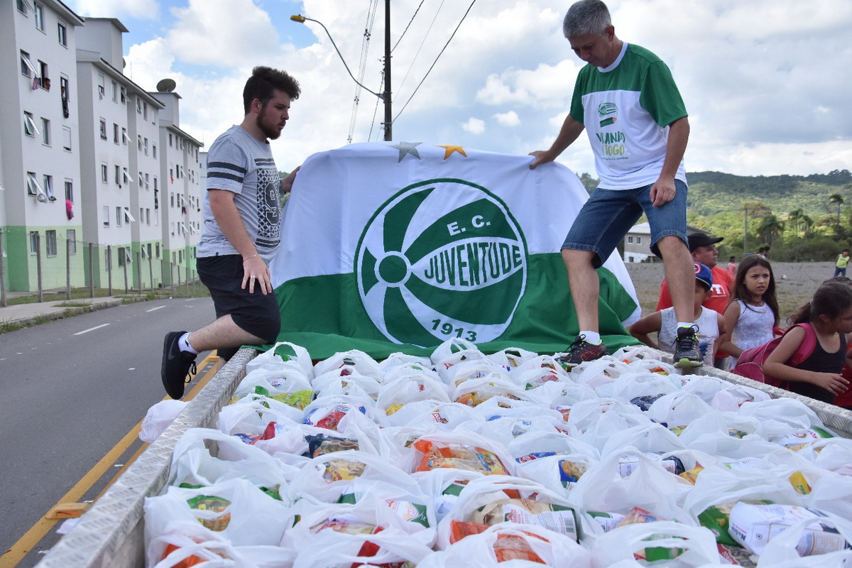 &amp;quot;Virando o Jogo&amp;quot; entrega 1,5 tonelada de alimentos