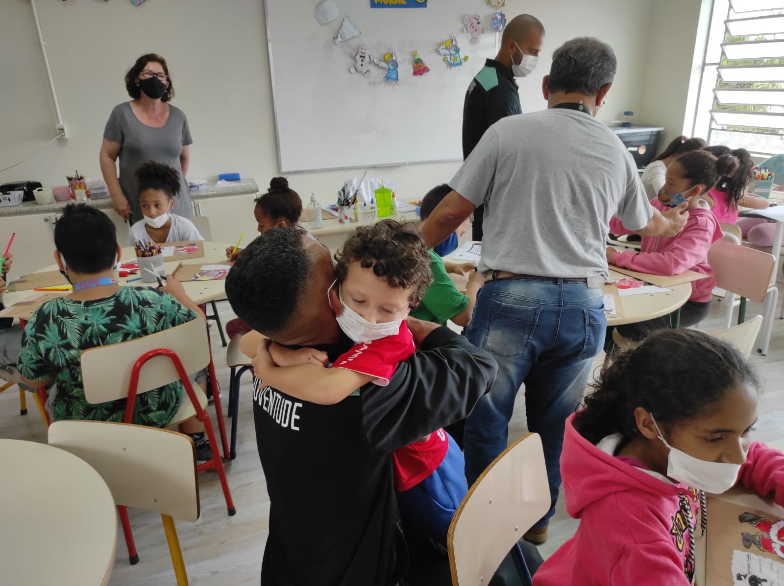 Crianças do Virando o Jogo recebem os professores da Escola de Futebol no Jardelino Ramos