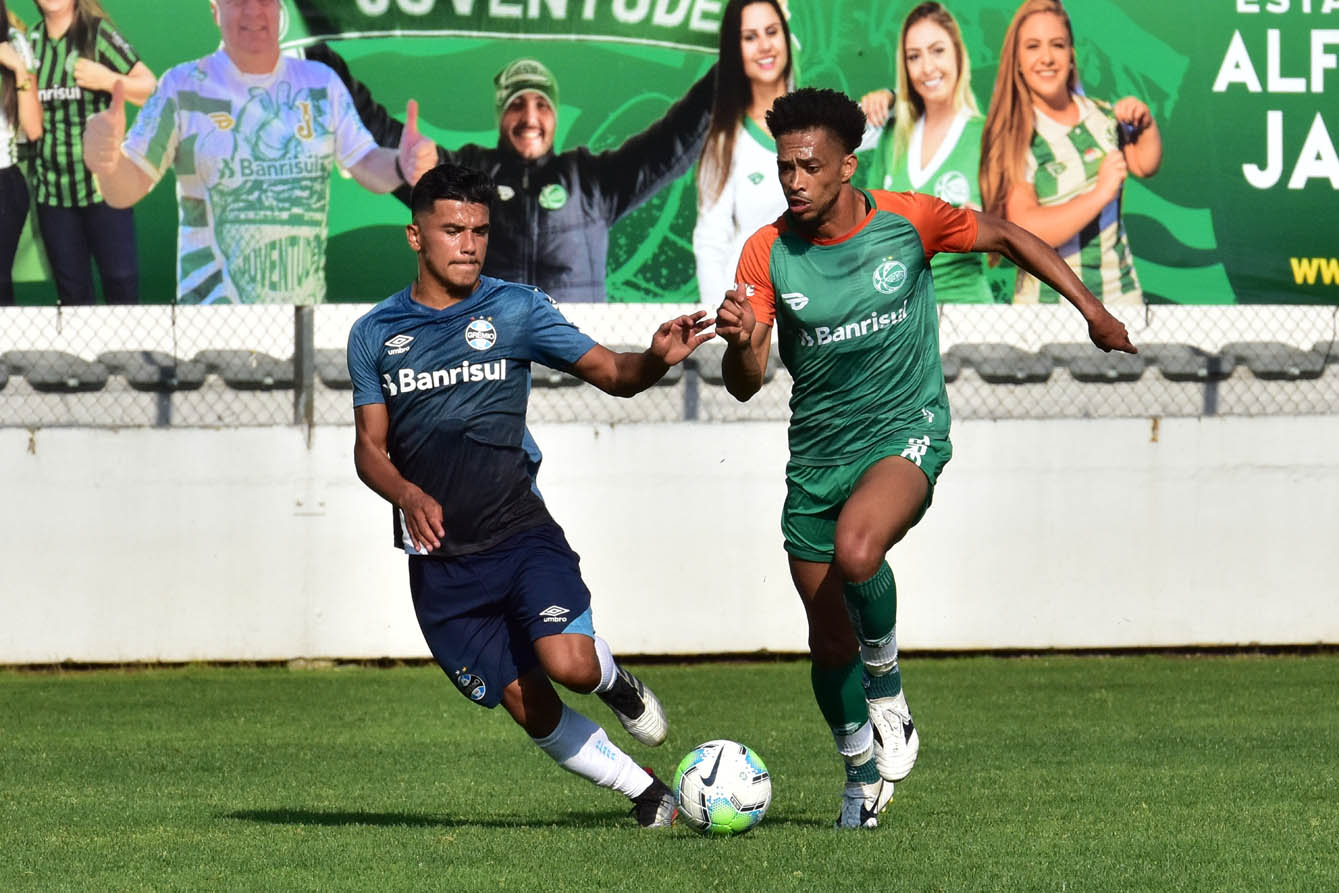 Pintado observa atletas em jogo-treino contra o Grêmio