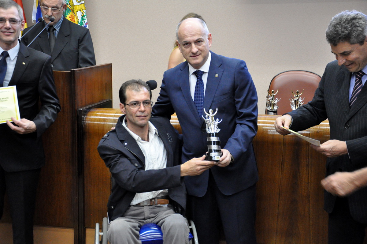 Emir Alves da Silva recebe Mérito Esportivo por trabalho no Juventude