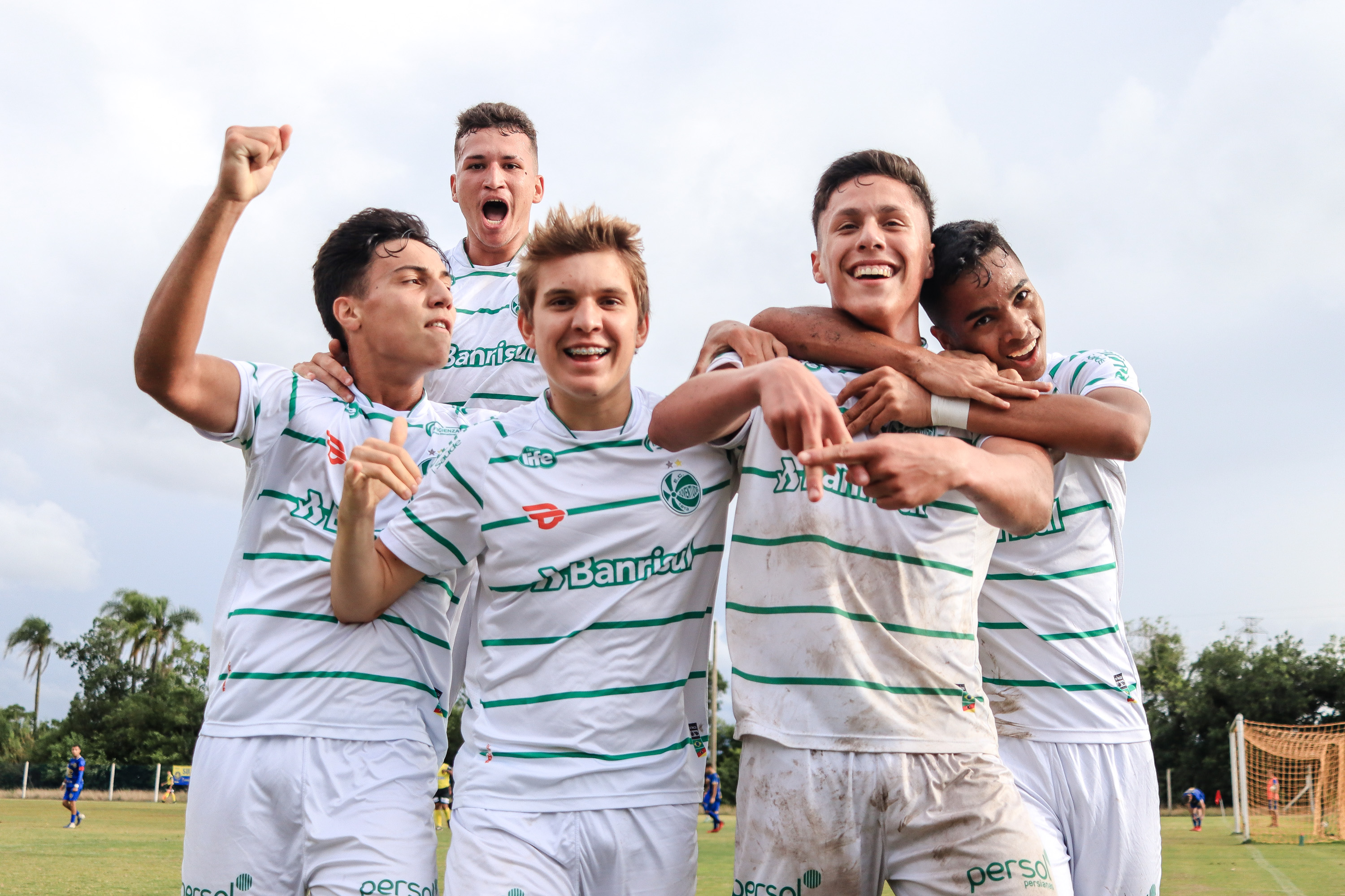 Com um a menos e de virada, Sub-17 larga em vantagem nas quartas do Gauchão. Sub-20 faz 5x0 no Marau