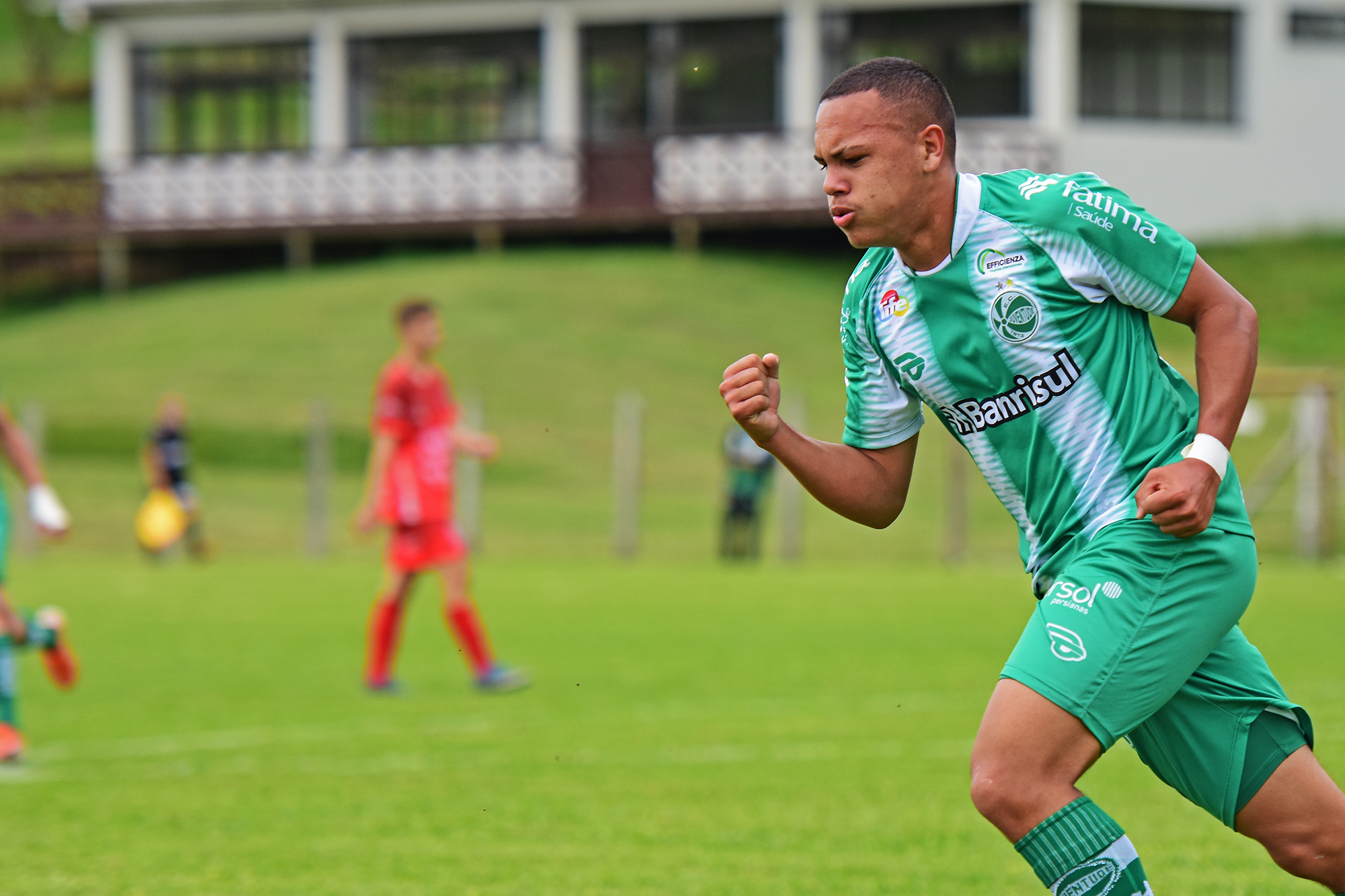 Líder, Sub-17 goleia pelo Gauchão