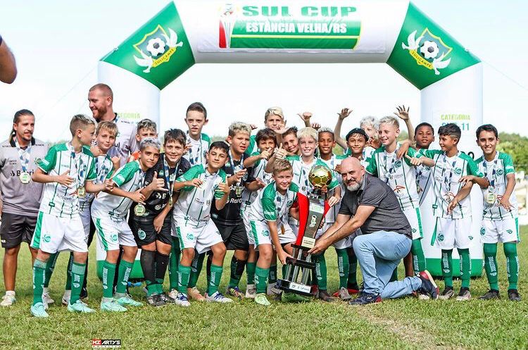 É campeão! Escola de Futebol conquista título inédito da Sul Cup