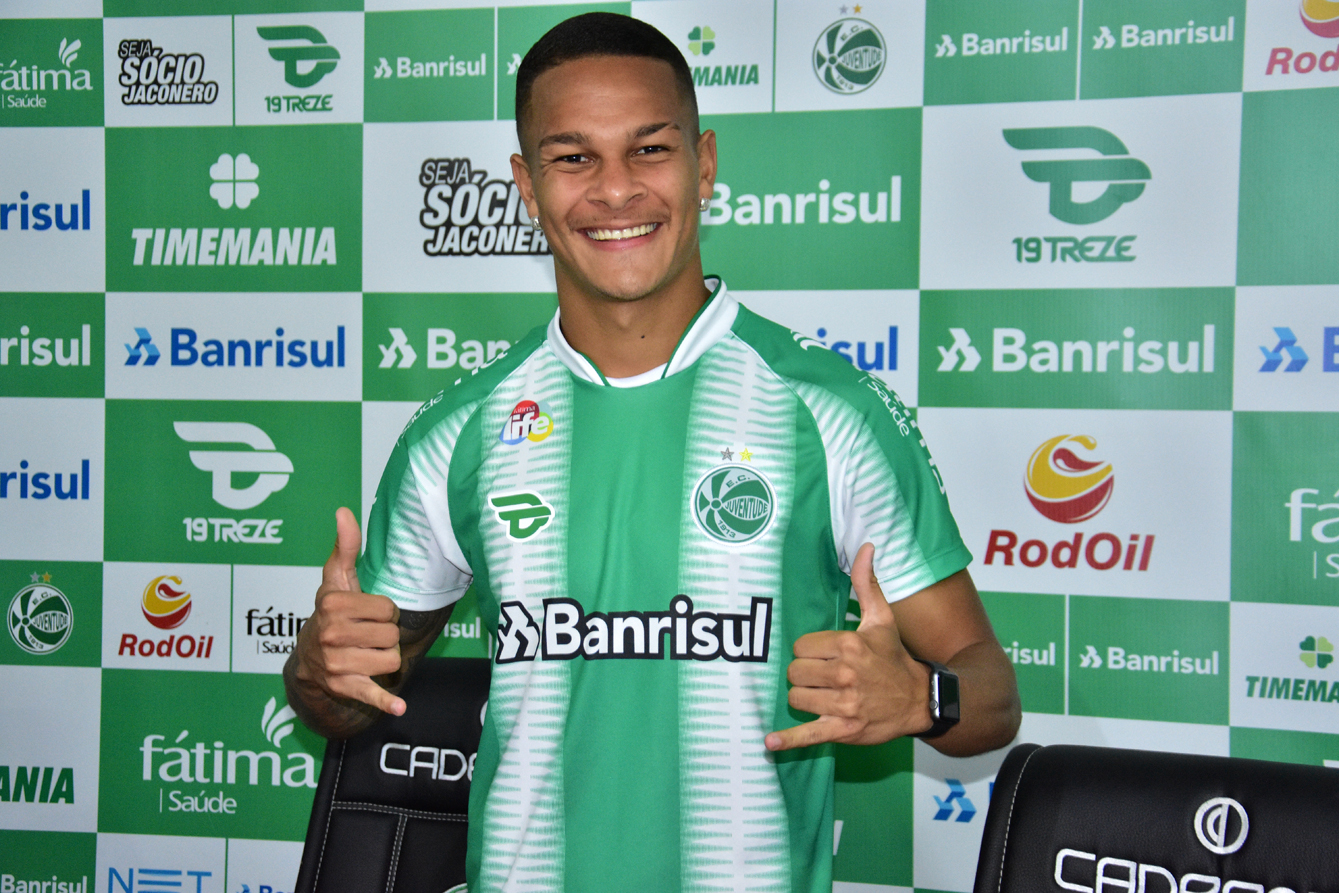 Juventude apresenta o lateral direito Igor de Oliveira 