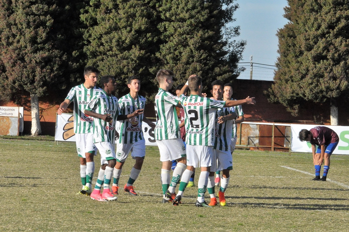 Ju sai em vantagem contra o Caxias no sub-15 e no sub-17