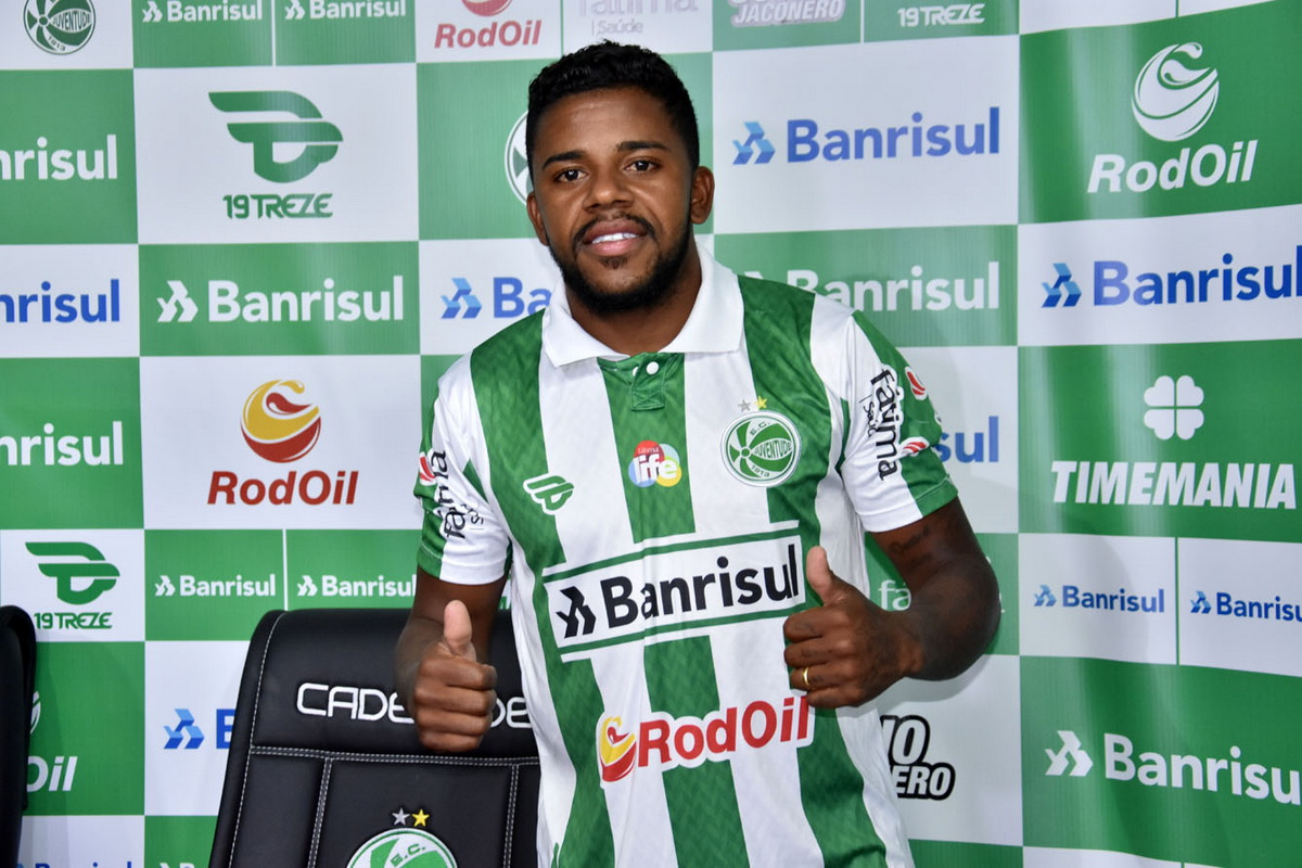 Atacante Jô é apresentado como primeiro reforço para 2018