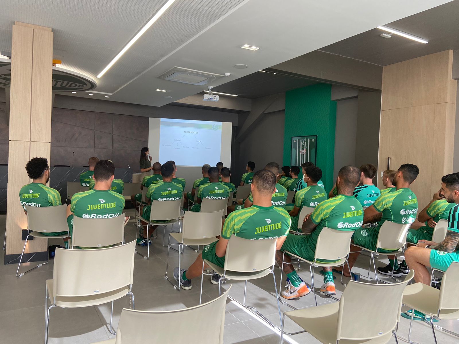 Atletas do Verdão participam de palestra sobre nutrição com Juliana Veber