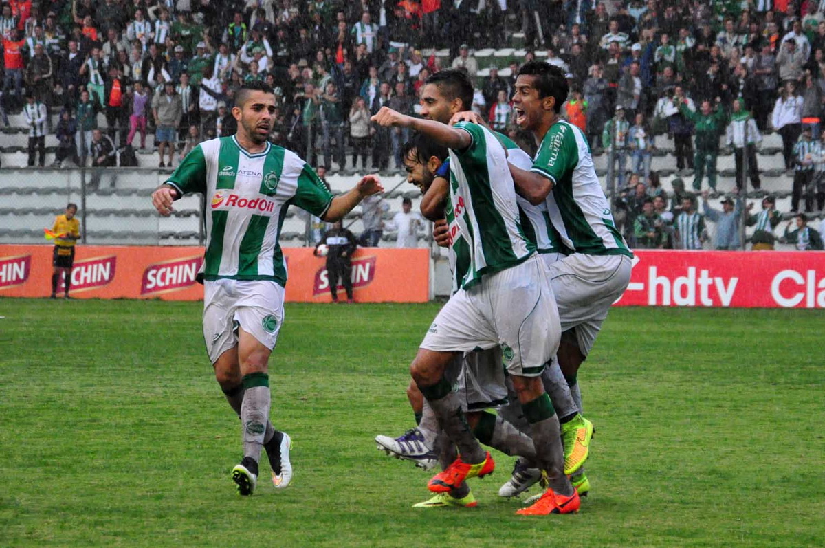 Ju dá show, aplica seis e garante classificação