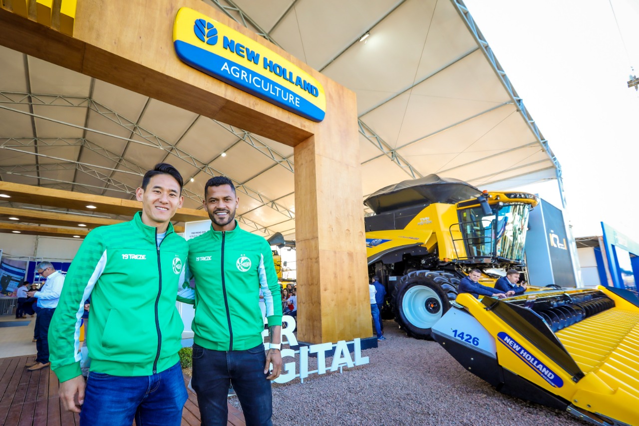 Jogadores do Juventude visitam estande da New Holland na Expointer
