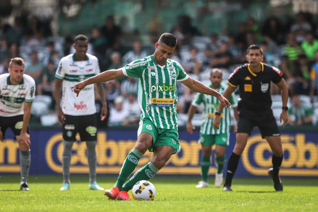 Juventude sai na frente, sofre empate e soma ponto diante do Coritiba, no Paraná