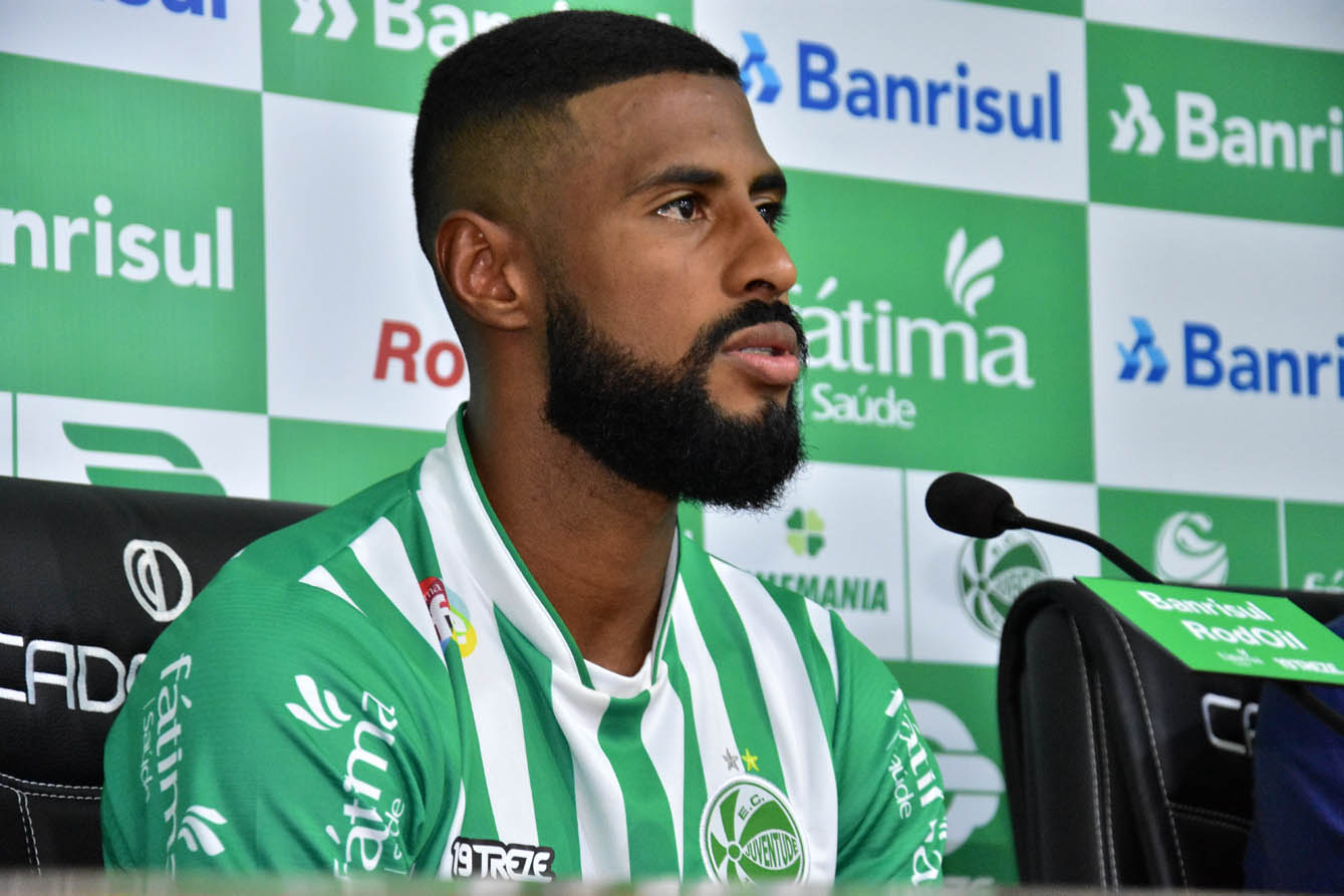 Lateral direito John Lennon é apresentado no Jaconi