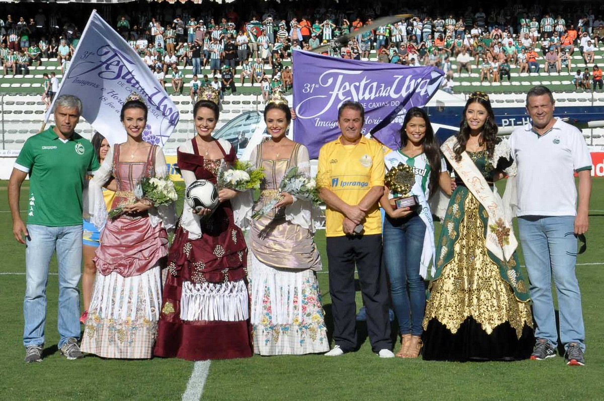Soberanas da Festa da Uva descem de helicóptero no Jaconi