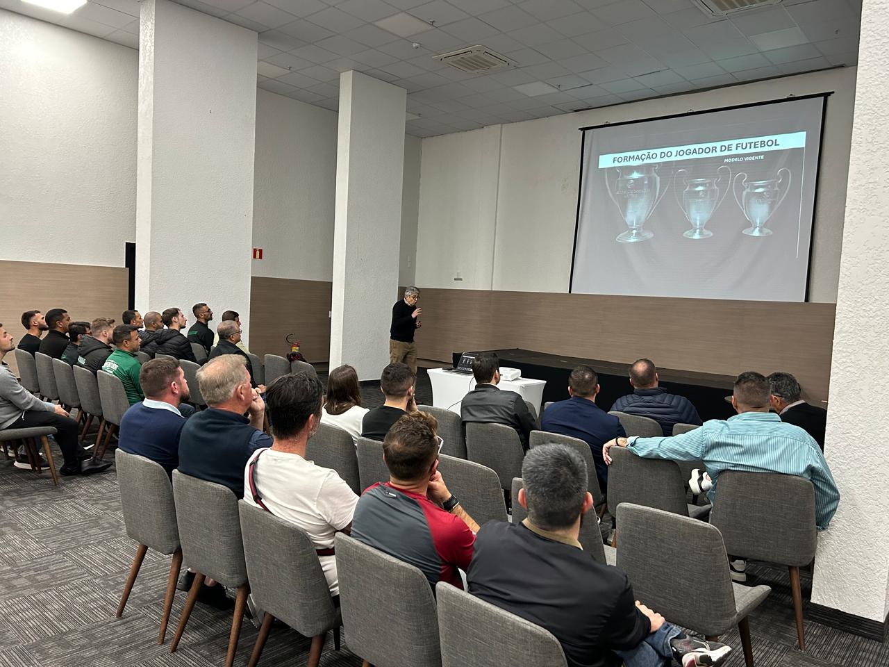 Departamento das Categorias de Base do Juventude promove palestra com Elio Carravetta e Ademir Calovi