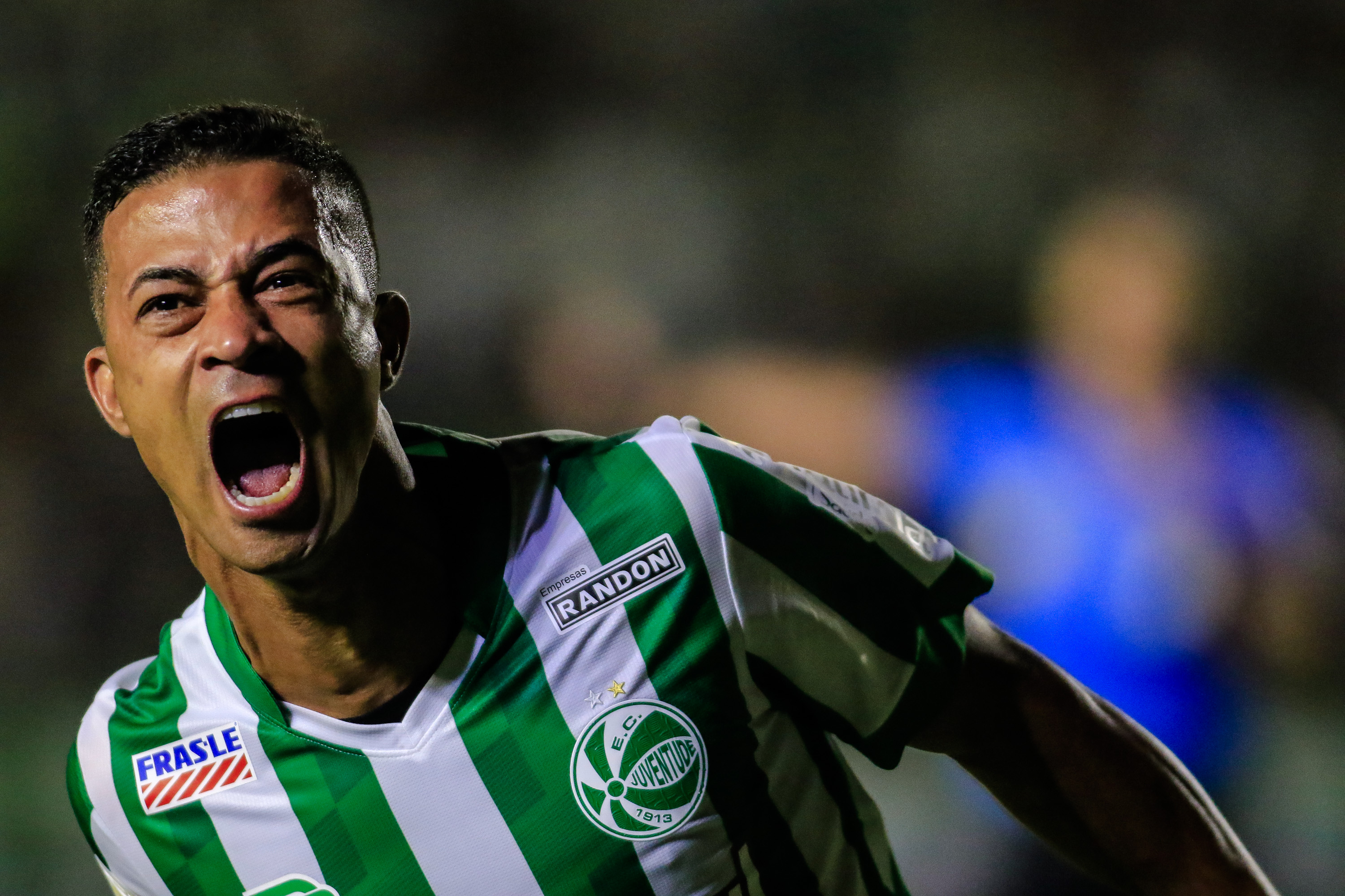 Com show da torcida, Juventude bate o Bragantino e chega mais perto do objetivo na Série A