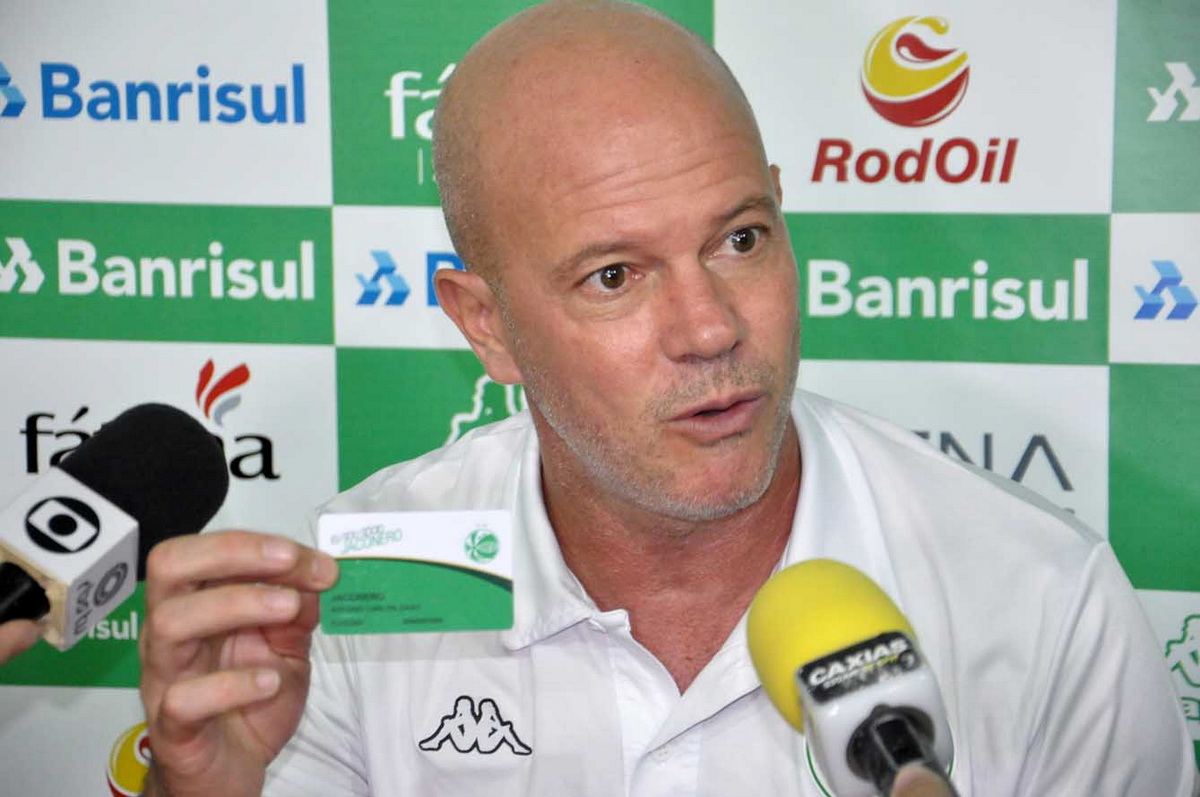 Antônio Carlos Zago mostra a carteira de sócio em coletiva