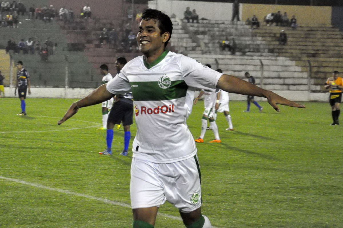 Com excelente atuação, Ju vence VEC e sai na frente na final