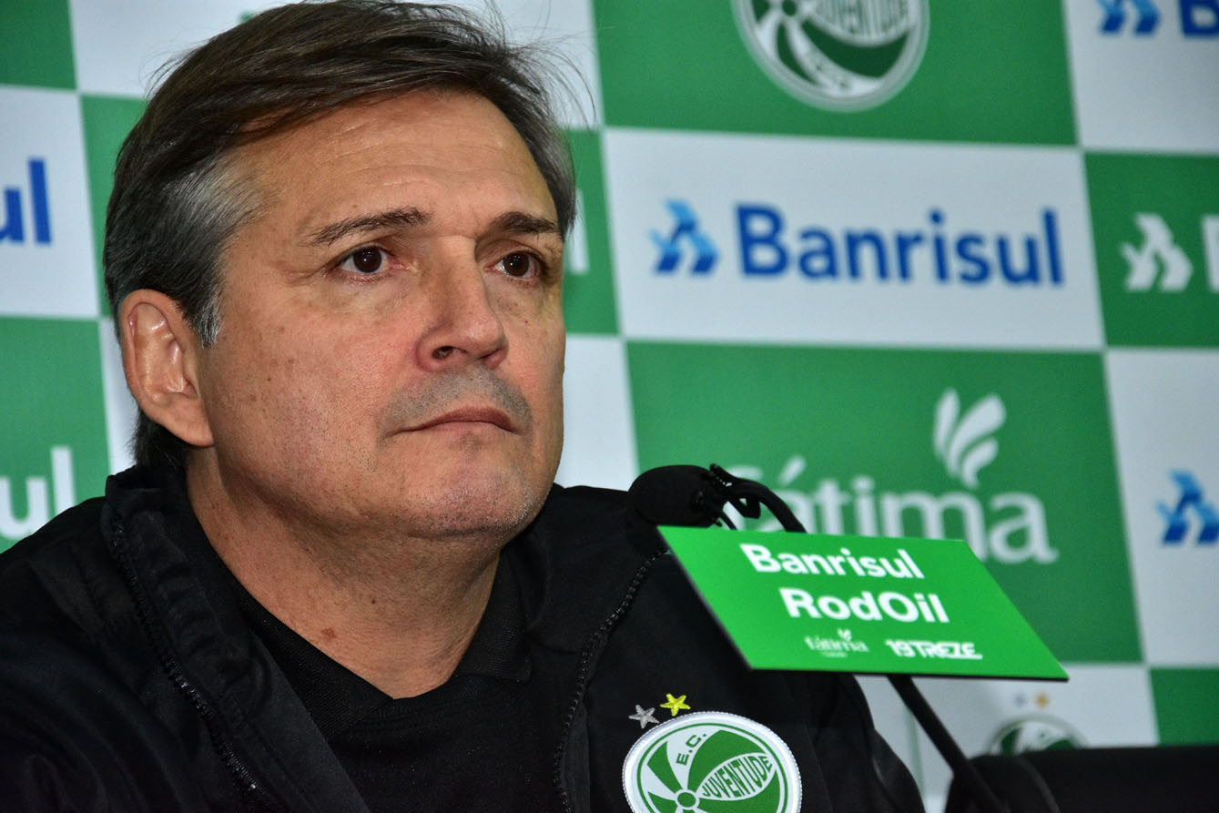 Em entrevista coletiva, Luiz Carlos Winck é apresentado como novo treinador alviverde