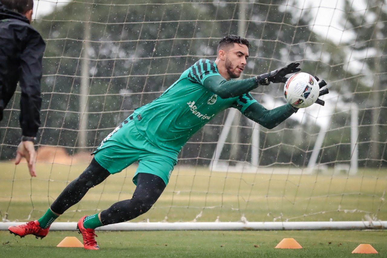 Goleiro César é o terceiro reforço apresentado pelo Verdão